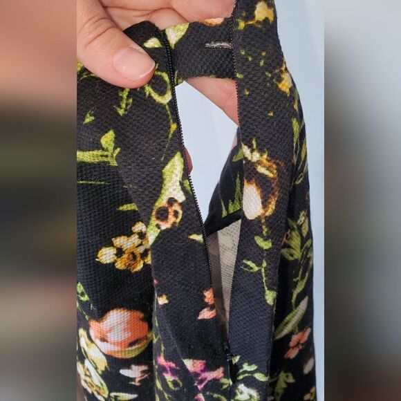 Premise Pencil Skirt textured Size 8 Black watercolor Floral statment piece - Picture 2 of 4